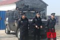 超载被查司机锁车走人 交警砸车窗扣证