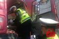 超载被查司机锁车走人 交警砸车窗扣证