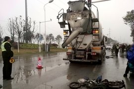 搅拌车与电瓶车相撞 骑手被压惨不能睹