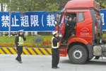 杭州江东大桥全天候查超载 6轴车限49吨