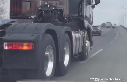 解放J7无伪装路试 配铝合金轮圈气囊桥