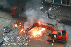 ͻȻ��ը������һ�� ��ʯ����ע������