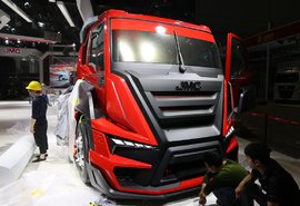 江铃真绝！车展首秀竟然扛来了超美概念重卡赛车