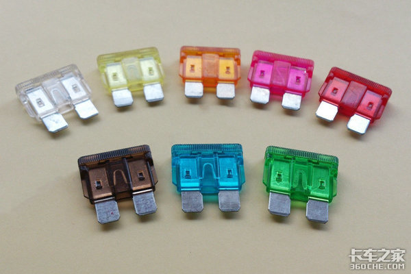 奔驰卡车竟没保险丝? 只能说工程师太牛