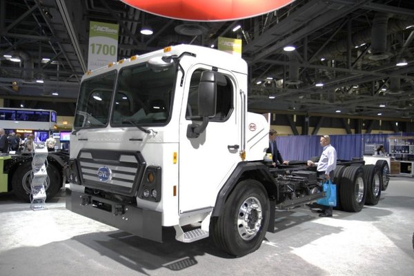 比亚迪亮相北美环卫车并交付铰链式大巴