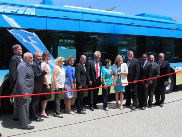 比亚迪亮相北美环卫车并交付铰链式大巴