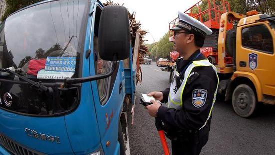 上海严查渣土车 12家运输企业被处理！
