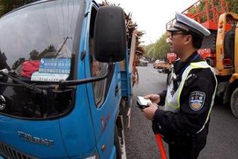 上海开始严查渣土车 撞外白渡桥企业停业一个月