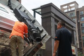 改装丨驾驶室空腔打泡沫胶 好处可不止是隔热!