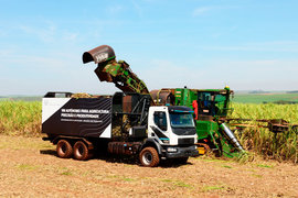沃尔沃自动卡车收甘蔗 司机轻松 还能提高亩产量
