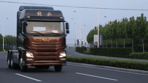 舒适性堪比进口豪车 试驾500马力解放JH6牵引车