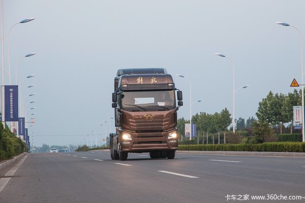 舒适性堪比进口豪车 试驾500马力解放JH6牵引车