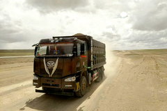 极端条件一样畅行 藏族卡友达瓦与解放J6自卸车