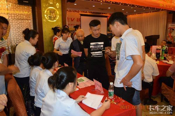 ���ڰ۳�&nbsp;һ������Ῠ�ƽ��ɹ��ٰ�