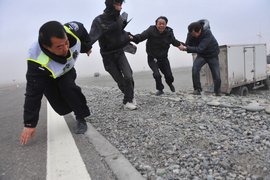 掀翻火车不在话下 令老司机心生畏惧的新疆大风