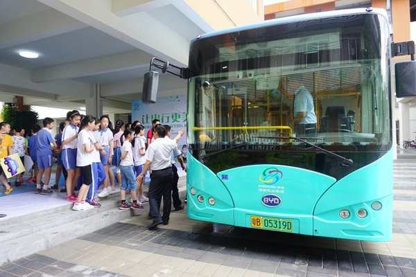 比亞迪純電動公交進校園 助力綠色出行