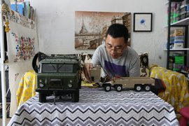 时速30还能玩漂移 车模达人自制美系长头卡车