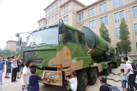 运载核导弹的卡车长啥样？解读军博DF-31发射车