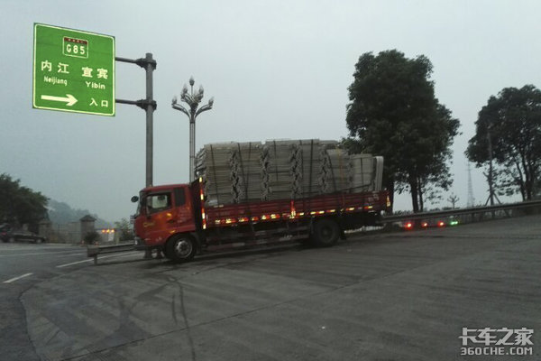 高速掉货想罚我钱? 机智老司机智斗无理救援队