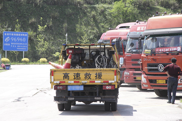 高速掉货想罚我钱？ 机智老司机智斗无理救援队
