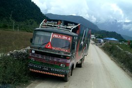 尼泊尔竟然都是塔塔卡车？送货来到西藏吉隆口岸