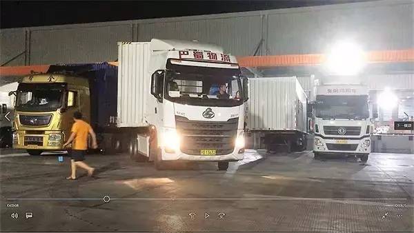 乘龙H7 快运19小时 卡车人生活的缩影!