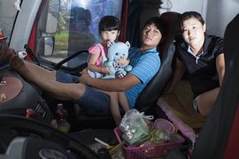 说句心里话:你会让你老婆跟车吗?