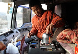 都别再骂大货车了！其实，我们更害怕你们小轿车！