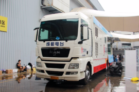 “偷拍”成都电台直播车 这果然是现场直播