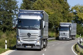 一群司机聊天时拿出它 聊完保证会有人递烟