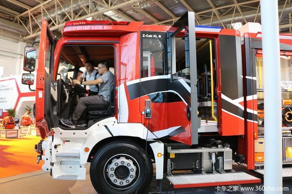 消防车底盘和普通车底盘到底有啥不同 柴油油箱、取力器还配有散热器