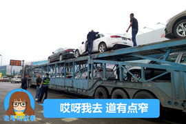 操作不规范 连人带车从车顶摔下来 开轿运车比你想象的更危险