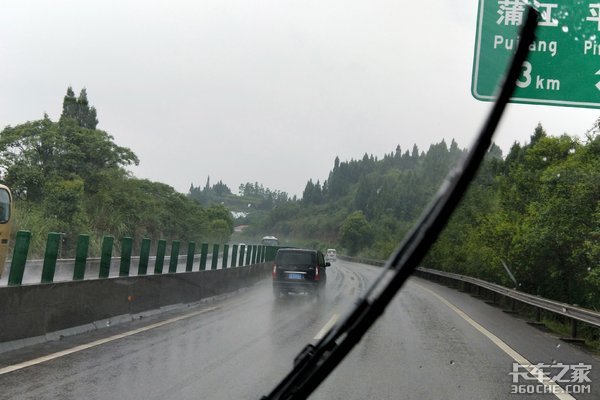 雨中开车别任性 老司机一般都会这么做!