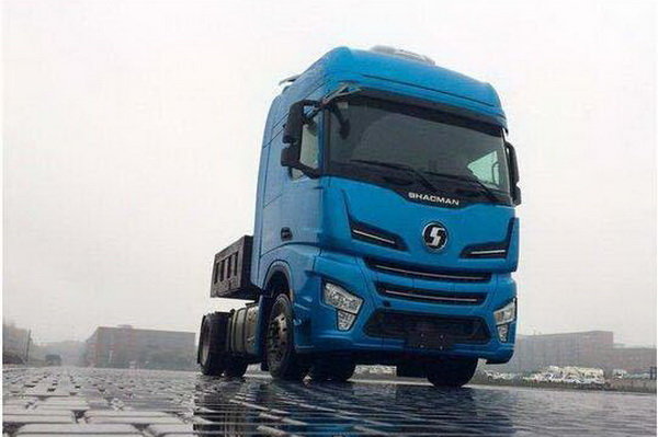 惊险!这辆陕汽HD差点就追尾了!