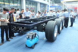 气囊悬架+电动支腿 富华BPW约斯特三分梁山车展天下