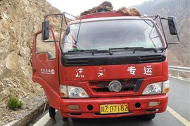 落石砸中货车 老父亲被困驾驶室险丧命 山区行车得注意这几点