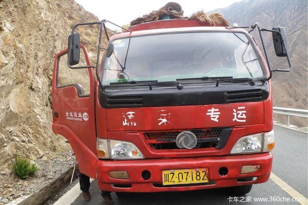 落石砸中货车 老父亲被困驾驶室险丧命 山区行车得注意这几点