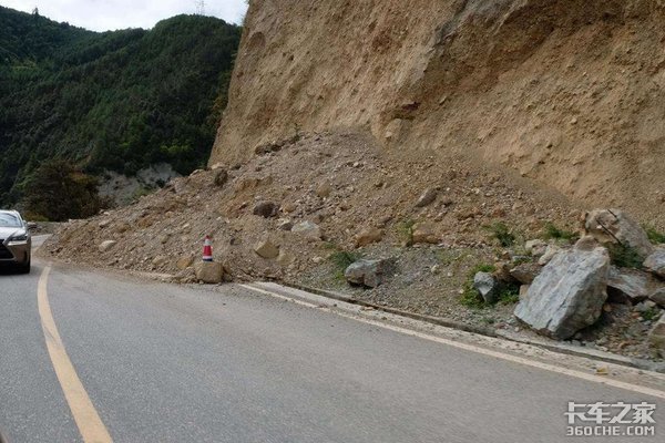 被落石砸中险丧命山区行驶这些得注意 卡车之家