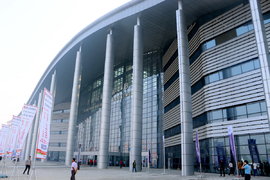 梁山车展从露天挂车厂进入会展中心 但是个别问题还需加强关注