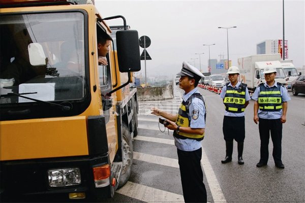 不仅堵车还限行 十一各地货车限行汇总