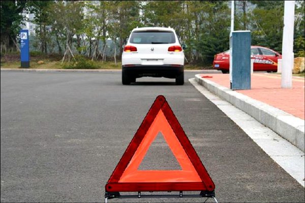 三角警示牌该怎么放?大部分司机不清楚 - 兴义之窗 - 汽车车讯