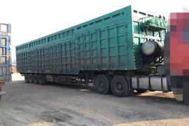 挂车四轴+超标上装+大吨位底盘 这台重载半挂牵引车保证你没见过