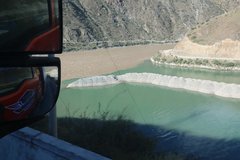 川藏线之旅第四天 正式进入西藏 坐豪沃T5G行走在悬崖边上