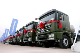 领袖巅峰合作 徐工重卡交付九江集团300台LNG漢風牵引车