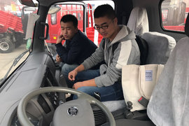 辞去老师工作送快递 一无所知去选车 解放虎VH4.2米厢货长测(1)