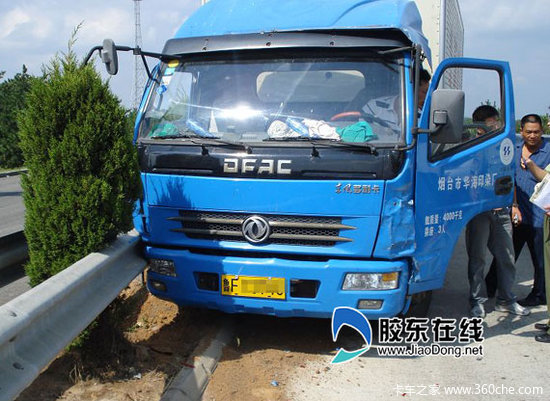 司机聊天分神 货车'吻'上高速路防护栏