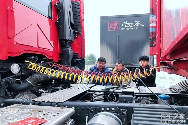 内外兼修获热捧 江铃威龙重卡出征武汉