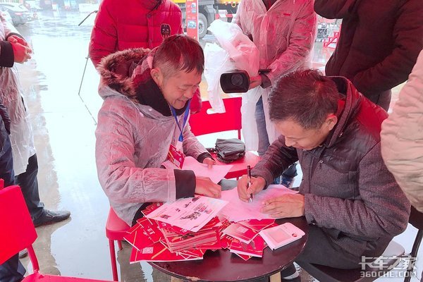 内外兼修获热捧 江铃威龙重卡出征武汉