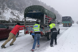 雅西高速大雪封路！ 彝海至栗子坪段禁行、108国道暂不予通车