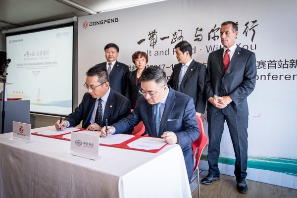 东风队参加2017-18沃尔沃环球帆船赛首站起航